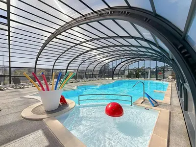 Piscine de l'établissement Tiny House 1 chambre, piscine chauffée, à 200 m de la plage, Jullouville - FR-1-361A-24 ou située à proximité