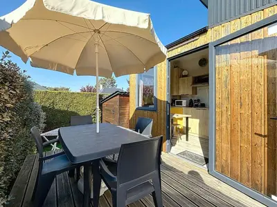 Balcon ou terrasse dans l'établissement Tiny House 1 chambre, piscine chauffée, à 200 m de la plage, Jullouville - FR-1-361A-24