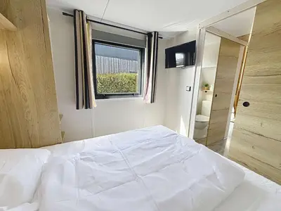 Un ou plusieurs lits dans un hébergement de l'établissement Tiny House 1 chambre, piscine chauffée, à 200 m de la plage, Jullouville - FR-1-361A-24