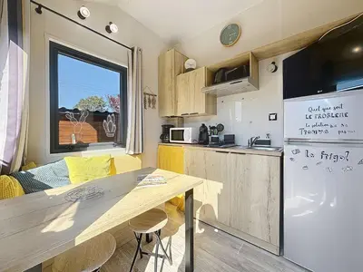 Cuisine ou kitchenette dans l'établissement Tiny House 1 chambre, piscine chauffée, à 200 m de la plage, Jullouville - FR-1-361A-24