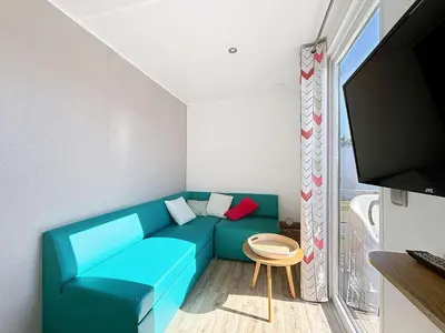 Coin salon dans l'établissement Mobil-home confort, 2 chambres, piscine chauffée, 200m plage, centre-ville, parking, WiFi, ménage inclus - FR-1-361A-28
