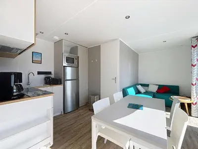 Cuisine ou kitchenette dans l'établissement Mobil-home confort, 2 chambres, piscine chauffée, 200m plage, centre-ville, parking, WiFi, ménage inclus - FR-1-361A-28
