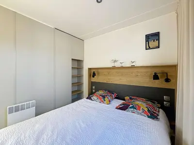 Un ou plusieurs lits dans un hébergement de l'établissement Mobil-home confort, 2 chambres, piscine chauffée, 200m plage, centre-ville, parking, WiFi, ménage inclus - FR-1-361A-28