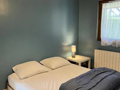 Un ou plusieurs lits dans un hébergement de l'établissement Charmant chalet 4P avec jardin privatif, proche plage et commerces à Merville-Franceville - FR-1-487-333