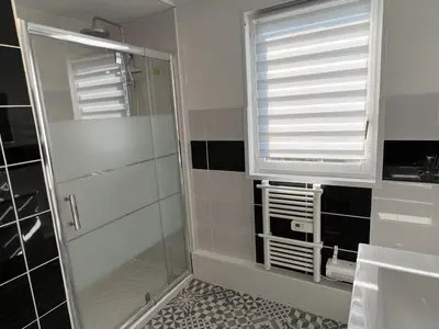 Salle de bains dans l'établissement Charmant chalet 4P avec jardin privatif, proche plage et commerces à Merville-Franceville - FR-1-487-333