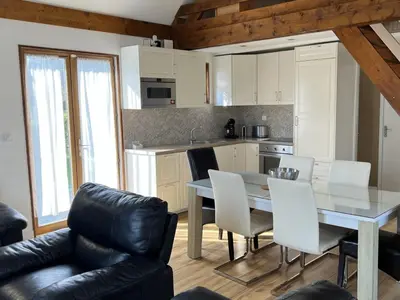 Cuisine ou kitchenette dans l'établissement Charmant chalet 4P avec jardin privatif, proche plage et commerces à Merville-Franceville - FR-1-487-333