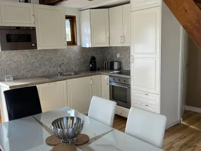 Cuisine ou kitchenette dans l'établissement Charmant chalet 4P avec jardin privatif, proche plage et commerces à Merville-Franceville - FR-1-487-333
