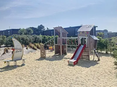 Aire de jeux pour enfants de l'établissement Mobil-home confort 4 pers, 2 ch, piscine chauffée, 200m plage, parking, wifi gratuit, animaux ok - FR-1-361A-32