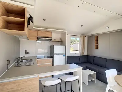 Cuisine ou kitchenette dans l'établissement Mobil-home confort 4 pers, 2 ch, piscine chauffée, 200m plage, parking, wifi gratuit, animaux ok - FR-1-361A-32