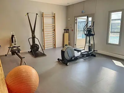 Salle ou équipements de sports de l'établissement Mobil-home confort 4 pers, 2 ch, piscine chauffée, 200m plage, parking, wifi gratuit, animaux ok - FR-1-361A-32