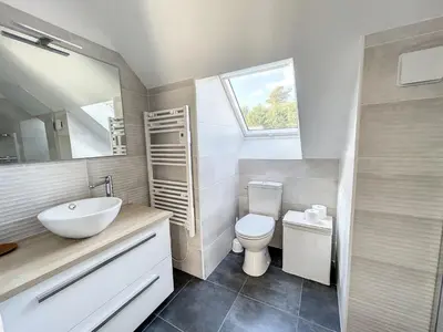 Salle de bains dans l'établissement Maison rénovée proche mer 7 pers., jardin, wifi et ping-pong, 3 chambres, 2 salles d'eau - FR-1-361-426