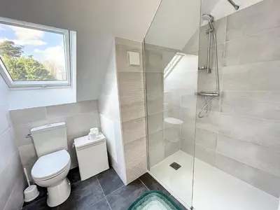Salle de bains dans l'établissement Maison rénovée proche mer 7 pers., jardin, wifi et ping-pong, 3 chambres, 2 salles d'eau - FR-1-361-426