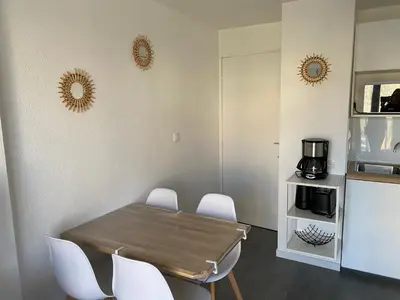Cuisine ou kitchenette dans l'établissement Cabourg T2 cosy avec accès direct plage