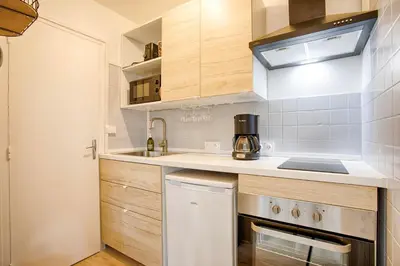 Cuisine ou kitchenette dans l'établissement Le P'tit Parisien