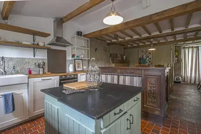 Cuisine ou kitchenette dans l'établissement LA MAISON DE CASSANDRE jardin & parking privé