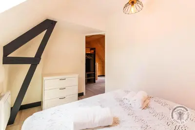 Un ou plusieurs lits dans un hébergement de l'établissement Maison charmante à Pontorson avec piscine partagée