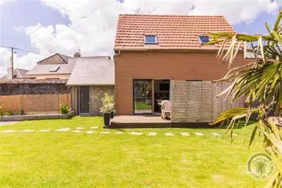 Jardin de l'établissement Maison charmante à Pontorson avec piscine partagée