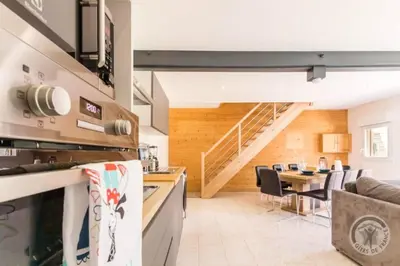 Cuisine ou kitchenette dans l'établissement Maison charmante à Pontorson avec piscine partagée