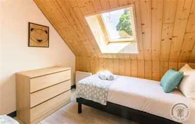 Un ou plusieurs lits dans un hébergement de l'établissement Maison charmante à Pontorson avec piscine partagée