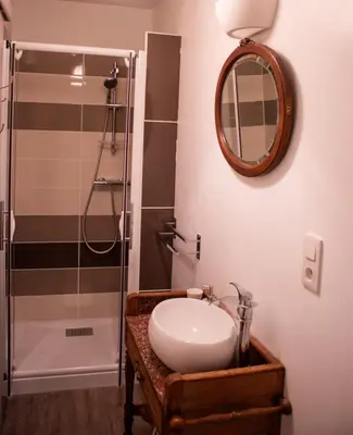 Salle de bains dans l'établissement Une Suite au jardin