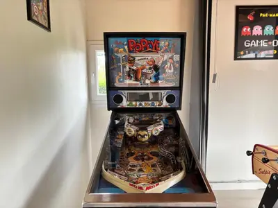 Salle de jeux dans l'établissement Le So Art, grande maison 4 chambres, terrain de pétanque, grand jardin clos, flipper, babyfoot, jeux Arcade, ping pong,1 km mer, proche golf, Port en Bessin, Bayeux et plages du débarquement, adaptée enfants