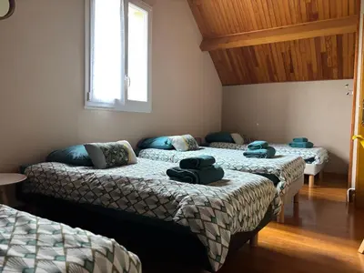 Un ou plusieurs lits dans un hébergement de l'établissement Le So Art, grande maison 4 chambres, terrain de pétanque, grand jardin clos, flipper, babyfoot, jeux Arcade, ping pong,1 km mer, proche golf, Port en Bessin, Bayeux et plages du débarquement, adaptée enfants
