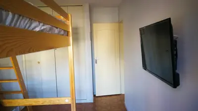 Télévision ou salle de divertissement dans l'établissement Charmant 2 pièces à 5 mn à pied de la mer