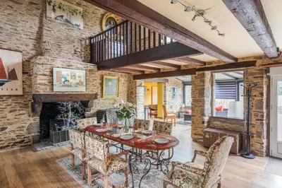 Coin salon dans l'établissement LA LONGERE DU TERTRE - Charmante longère de 400m2 proche plage