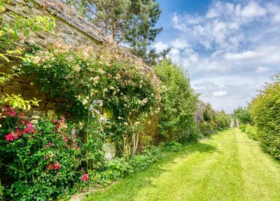 Jardin de l'établissement Nunki, Maison de campagne avec grand jardin