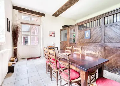 Coin salon dans l'établissement Nunki, Maison de campagne avec grand jardin