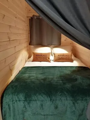 Un ou plusieurs lits dans un hébergement de l'établissement Cottage climatisé avec terrasse privative et kitchenette