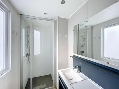 Salle de bains dans l'établissement Mobil-Home Grand Confort 6 Pers, 3 Chambres, Terrasse, Plage à 200m, Piscine Chauffée - FR-1-361A-22