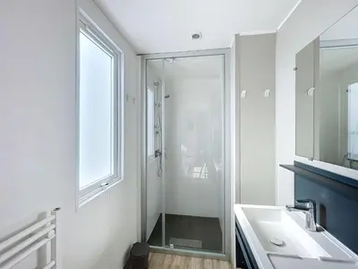 Salle de bains dans l'établissement Mobil-Home Grand Confort 6 Pers, 3 Chambres, Terrasse, Plage à 200m, Piscine Chauffée - FR-1-361A-22