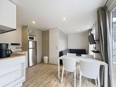 Cuisine ou kitchenette dans l'établissement Mobil-home Luxe à Jullouville: 200m plage, piscine chauffée, 4 pers, parking, Wi-Fi inclus - FR-1-361A-34