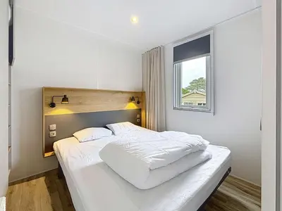 Un ou plusieurs lits dans un hébergement de l'établissement Mobil-home Luxe à Jullouville: 200m plage, piscine chauffée, 4 pers, parking, Wi-Fi inclus - FR-1-361A-34