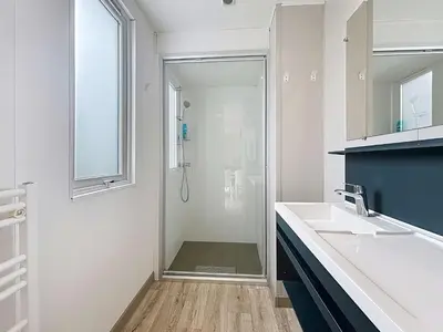 Salle de bains dans l'établissement Mobil-home Luxe à Jullouville: 200m plage, piscine chauffée, 4 pers, parking, Wi-Fi inclus - FR-1-361A-34