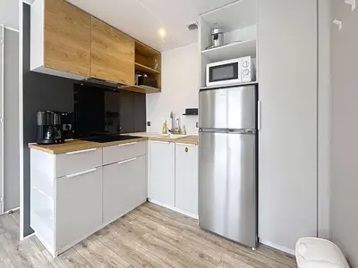Cuisine ou kitchenette dans l'établissement Mobil-home Luxe à Jullouville: 200m plage, piscine chauffée, 4 pers, parking, Wi-Fi inclus - FR-1-361A-34