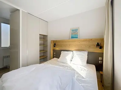 Un ou plusieurs lits dans un hébergement de l'établissement Mobil-home Grand Confort à 200m plage, camping avec piscine, terrasse, WiFi inclus - 4 pers. - FR-1-361A-37