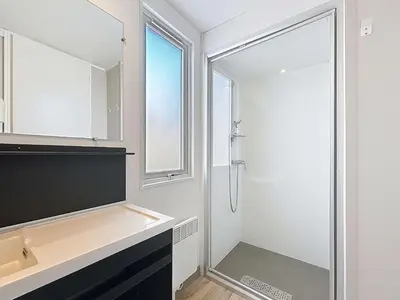 Salle de bains dans l'établissement Mobil-home Grand Confort à 200m plage, camping avec piscine, terrasse, WiFi inclus - 4 pers. - FR-1-361A-37
