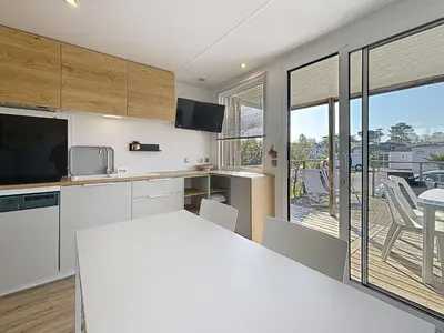 Cuisine ou kitchenette dans l'établissement Mobil-home Grand Confort à 200m plage, camping avec piscine, terrasse, WiFi inclus - 4 pers. - FR-1-361A-37