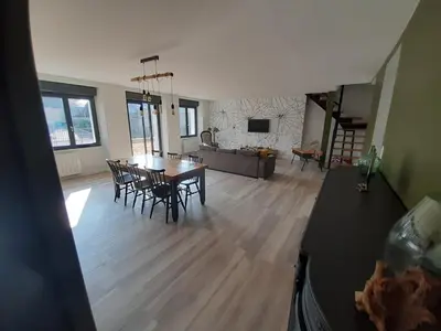 Coin salon dans l'établissement Maison chaleureuse, spacieuse et familiale