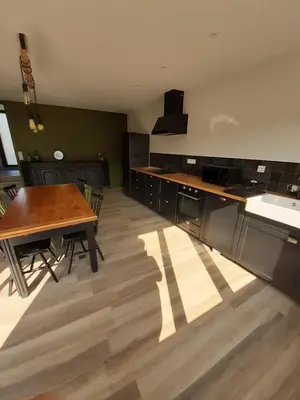 Cuisine ou kitchenette dans l'établissement Maison chaleureuse, spacieuse et familiale