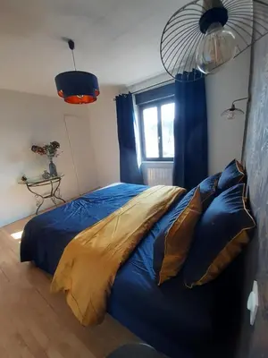 Un ou plusieurs lits dans un hébergement de l'établissement Maison chaleureuse, spacieuse et familiale