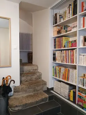 Bibliothèque dans la maison d'hôtes