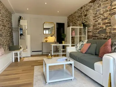 Coin salon dans l'établissement STUDIO HYPERCENTRE à 1 MN PLAGE ET DES PORTS