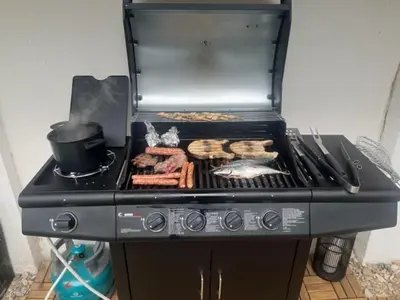 Barbecue disponible mis à disposition des clients de la maison de vacances