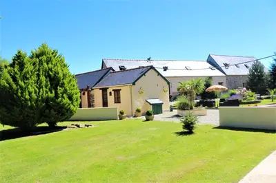 Jardin de l'établissement Maison charmante avec piscine partagée à Nehou