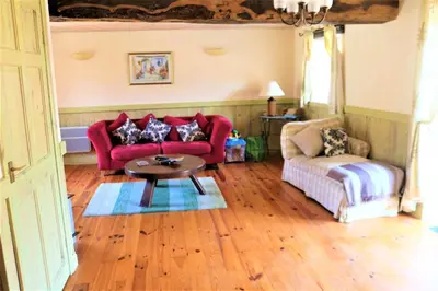 Coin salon dans l'établissement Maison charmante avec piscine partagée à Nehou