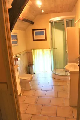 Salle de bains dans l'établissement Maison accueillante à Néhou avec piscine partagée