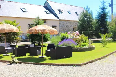 Jardin de l'établissement Maison accueillante à Néhou avec piscine partagée